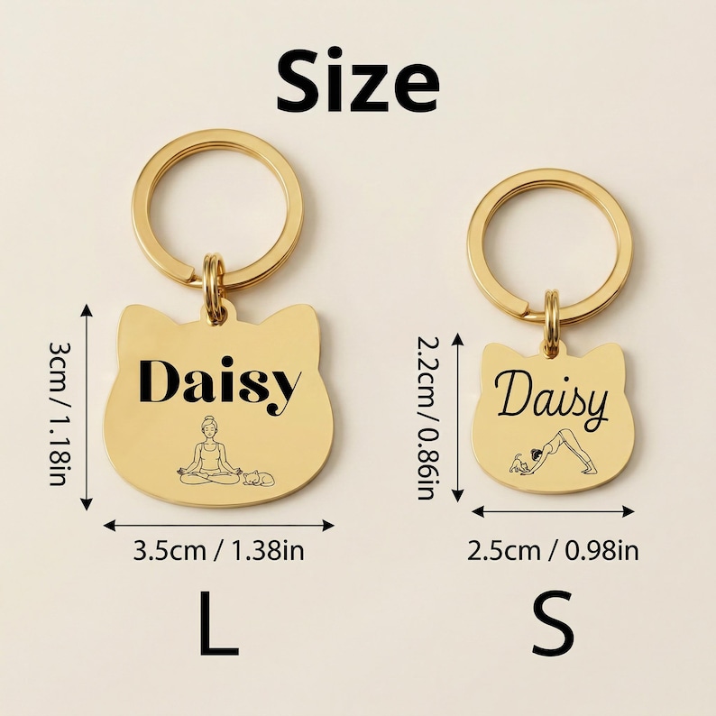 Peut inclure: Deux porte-cl&eacute;s dor&eacute;s en forme de chat &eacute;tiquet&eacute;s L et S. Le grand porte-cl&eacute; mesure 3 cm sur 3,5 cm, avec le nom Daisy et une illustration de yoga. Le petit porte-cl&eacute; mesure 2,2 cm sur 2,5 cm, avec le nom Daisy et une pose de yoga.