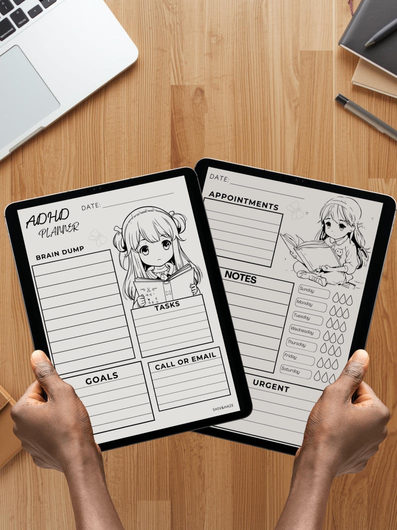 Puede incluir: Dos planificadores de TDAH en blanco y negro son sostenidos por manos. El planificador de la izquierda tiene el texto "ADHD PLANNER" y secciones para "Brain Dump", "Goals", "Tasks" y "Call or Email". El planificador de la derecha tiene secciones para "Appointments", "Notes" y "Urgent".