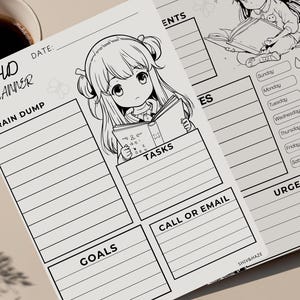 Puede incluir: Una taza de cer&aacute;mica blanca con un asa negra y el texto "But First, Coffee" en un estilo manuscrito. La taza est&aacute; sobre una superficie blanca. La taza mide 10 cm de alto.