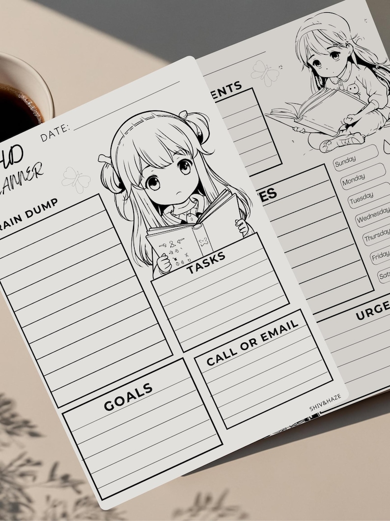 Puede incluir: Una taza de cer&aacute;mica blanca con un asa negra y el texto "But First, Coffee" en un estilo manuscrito. La taza est&aacute; sobre una superficie blanca. La taza mide 10 cm de alto.