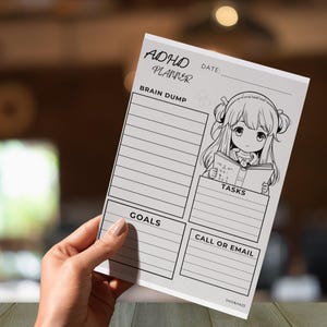 Puede incluir: Un planificador de TDAH blanco con texto e ilustraciones en negro. El planificador incluye secciones para un volcado de cerebro, objetivos, tareas y llamadas o correos electr&oacute;nicos. Presenta un personaje de estilo anime leyendo un libro.