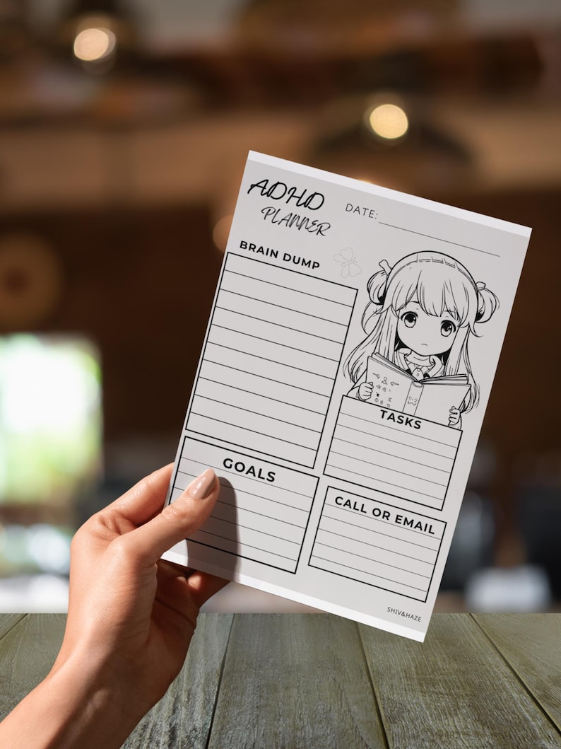 Puede incluir: Un planificador de TDAH blanco con texto e ilustraciones en negro. El planificador incluye secciones para un volcado de cerebro, objetivos, tareas y llamadas o correos electr&oacute;nicos. Presenta un personaje de estilo anime leyendo un libro.