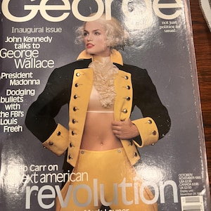 Może przedstawiać: Okładka magazynu z białym tytułem "George". Modelka ma na sobie żółto-czarną kurtkę i spódnicę. Tekst zawiera "Inaugural issue", "John Kennedy talks to George Wallace" i "Październik/Listopad 1995".