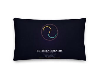 Poduszka kosmiczna Between Breaths 20"x12"