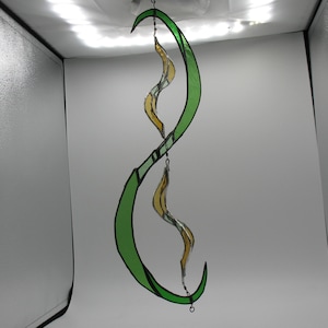 Escultura abstrata exclusiva em vitral interna/externa Curvas verdes em movimento III 10/22