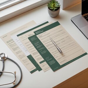 Puede incluir: Varios formularios médicos con detalles verdes y beige, un bolígrafo plateado y un estetoscopio sobre una superficie blanca. También se ven una pequeña planta suculenta en maceta y un ordenador portátil.