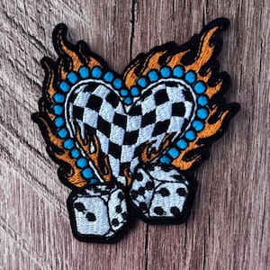 Broderad lapp: Rutig hjärtflamma med tärningar, edgy westernstil (7,3 cm bred)