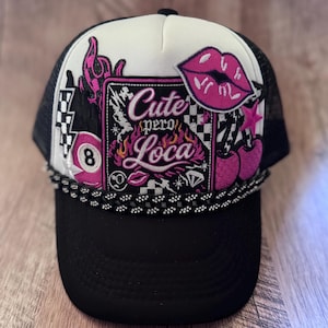 Gorra trucker con parches, llamas rosas y negras, cadena de pedrería, cierre ajustable.