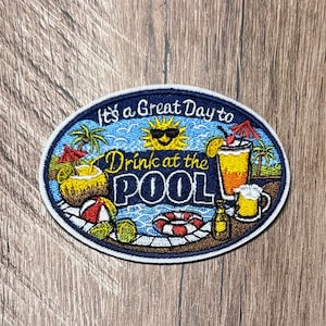 Toppa ricamata "Drink at the Pool", accessorio per cappello estivo, divertimento diurno con bevande.