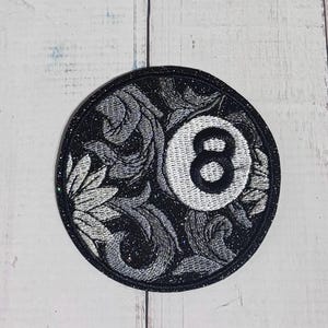 Naszywka do prasowania z haftem 8 Ball w kwiaty, brokatowy kontur, ok. 3 cale