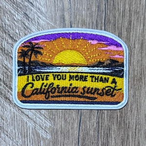 Geborduurde patch Californië zonsondergang, tropische palmbomen, kleurrijke strandscène (3,25" breed)