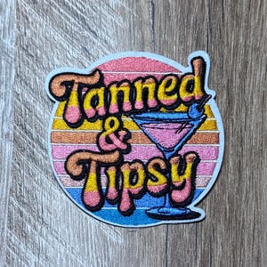Parche bordado "Tanned & Tipsy", insignia para sombrero de cóctel de verano (8,25 cm de ancho)