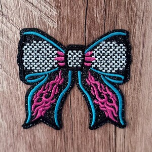 Aufnäher mit auffälliger schwarzer Glitzerschleife, Karomuster, pinkfarbene Flammen, leuchtend pink-türkis