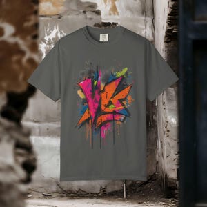 破れた布地パッチのコラージュTシャツ | ラスト＆スティールブルースプラッター