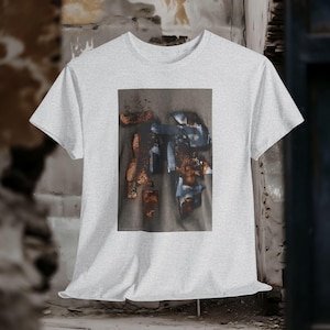 破れた布パッチのコラージュTシャツ | ラスト＆スティールブルースプラッター