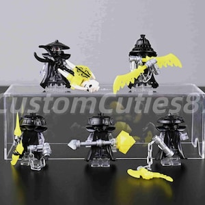 Puede incluir: Un juego de tres tazas de cerámica con acabado moteado y mate. Las tazas son de color crema, gris claro y gris oscuro. Cada taza tiene un diseño simple y minimalista.