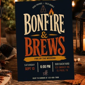 Può includere: Un biglietto d'invito rettangolare con sfondo scuro che presenta il testo Bonfire & Brews in grandi lettere color crema e arancione. Il design include icone di due bottiglie che brindano, una fiamma e una sedia, con i dettagli dell'evento.