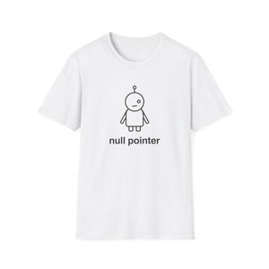 Könnte beinhalten: Weißes T-Shirt mit einer schwarzen Strichzeichnung eines Roboters und dem Schriftzug "null pointer" darunter. Der Roboter hat ein einzelnes Auge und eine Antenne.