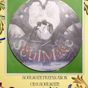 Puede incluir: Un CD con una imagen en escala de grises de dos esqueletos abrazándose bajo un árbol, con la palabra "Soulmate" en rosa y blanco. El CD está en una caja verde con el texto "SOULMATE PREPARATION CD 3 SOULMATE".