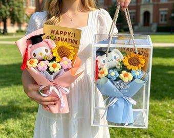 Bouquet di laurea fatto a mano con personaggi Sanrio, peluche di Hello Kitty Kuromi, regalo di laurea, bouquet di girasoli all'uncinetto, ricordo di laurea per lei