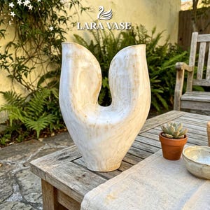 Handmodellierte Keramikvase in U-Form: Strukturierte abstrakte Keramik, minimalistisches Wohndekor