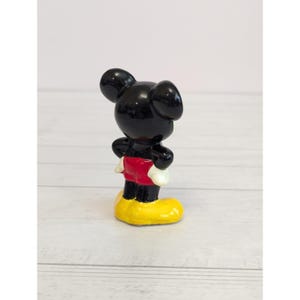 Figura de cerámica esmaltada de Mickey Mouse de Walt Disney Productions, estilo vintage, fabricada en Corea, de 7,6 cm (3 pulgadas) imagen 4