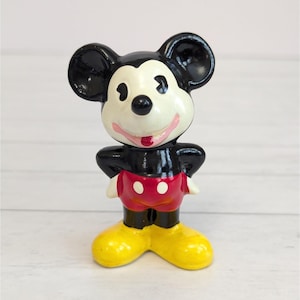 Figura de cerámica esmaltada de Mickey Mouse de Walt Disney Productions, estilo vintage, fabricada en Corea, de 7,6 cm (3 pulgadas) imagen 1