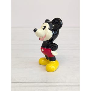 Figura de cerámica esmaltada de Mickey Mouse de Walt Disney Productions, estilo vintage, fabricada en Corea, de 7,6 cm (3 pulgadas) imagen 2