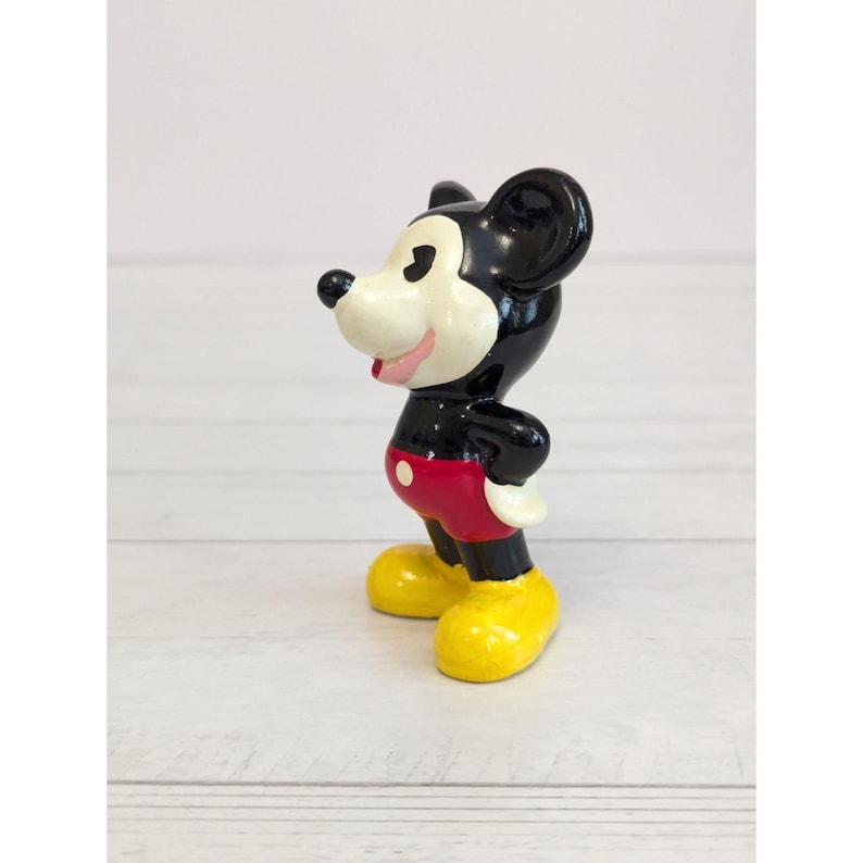 Figura de cerámica esmaltada de Mickey Mouse de Walt Disney Productions, estilo vintage, fabricada en Corea, de 7,6 cm (3 pulgadas) imagen 2