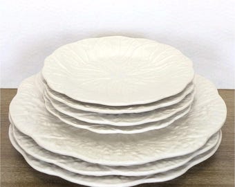 Lote de platos antiguos de mayólica blanca con diseño de hojas de col (3 platos llanos + 4 platos de ensalada). Lea a continuación.