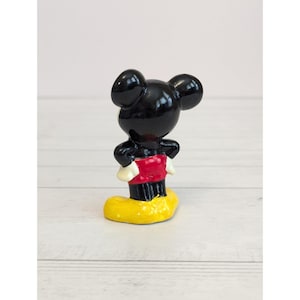 Figura de cerámica esmaltada de Mickey Mouse de Walt Disney Productions, estilo vintage, fabricada en Corea, de 7,6 cm (3 pulgadas) imagen 3