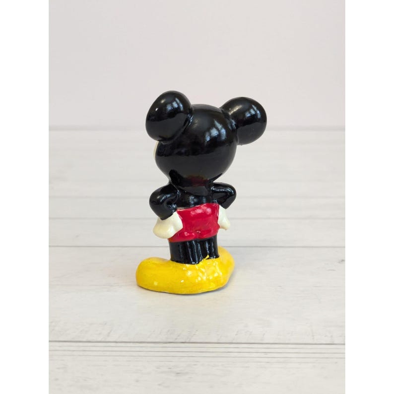Figura de cerámica esmaltada de Mickey Mouse de Walt Disney Productions, estilo vintage, fabricada en Corea, de 7,6 cm (3 pulgadas) imagen 3
