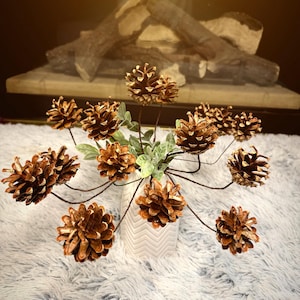 Puede incluir: Un letrero de madera rústica con el texto "Welcome to our home" en letras blancas. El letrero presenta un acabado envejecido y un diseño sencillo y acogedor, perfecto para la entrada.