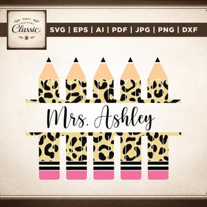 Op de afbeelding: Een digitaal ontwerp met vijf potloden met een luipaardprint, perzikkleurige punten en roze gummen. De naam "Mrs. Ashley" staat eronder. Het ontwerp bevat de tekst "SVG | EPS | AI | PDF | JPG | PNG | DXF".