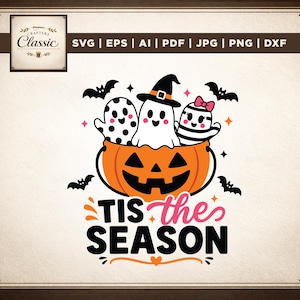 Puede incluir: Un diseño gráfico digital que muestra tres fantasmas de dibujos animados dentro de una calabaza naranja. Un fantasma lleva un sombrero de bruja negro, otro tiene lunares negros y el tercero tiene rayas negras con un lazo rosa. Texto TIS the SEASON.