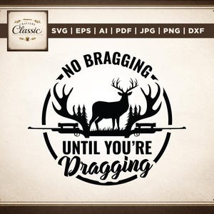 Peut inclure: Design graphique en noir et blanc avec une silhouette de cerf, des arbres et des fusils, entourée du texte "NO BRAGGING UNTIL YOU'RE Dragging". Options de fichiers : SVG, EPS, AI, PDF, JPG, PNG, et DXF.