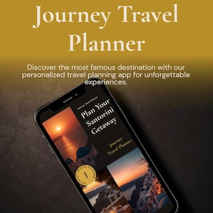 Peut inclure: Un smartphone affichant l'application "Journey Travel Planner", avec le texte "Plan Your Santorini Getaway". L'interface de l'application pr&eacute;sente des destinations de voyage. Le fond est un d&eacute;grad&eacute; or et marron fonc&eacute;.