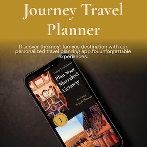 以下が含まれることがあります： 「Journey Travel Planner」アプリを表示するスマートフォン。アプリのインターフェースは、モロッコのマラケシュの画像を含む旅行先を紹介しています。背景は金から濃い茶色のグラデーションで、アプリの名前とキャッチフレーズが表示されています。