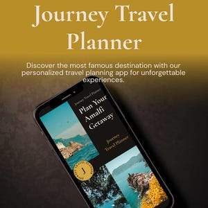 K&ouml;nnte beinhalten: Ein Smartphone zeigt die App "Journey Travel Planner" mit Reisezielen. Die App-Oberfl&auml;che zeigt K&uuml;stenbilder und den Text "Plan Your Amalfi Getaway". Der Hintergrund ist ein Gold- bis Dunkelbraun-Verlauf.