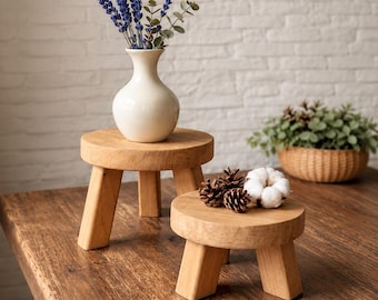 Mini soporte de madera con tapa de caoba y patas de pino natural para tazas, velas y accesorios de fotografía.