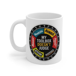 Mug « Ma boîte à outils ne juge pas » | Logos de marques d'outils, tasse à café de charpentier