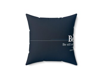 Sei Still. Christliches Dekokissen | Psalm 46:10 | Glaube Wohnkultur