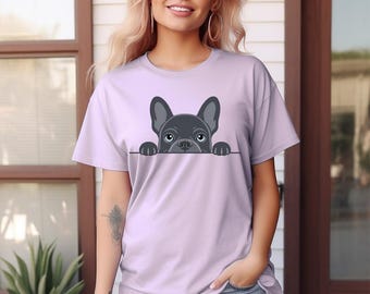 Koszulka z nadrukiem "Peeking Shirt" z buldogiem francuskim, w kolorach vintage comfort, z nadrukiem "Frenchie Mom"