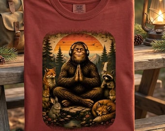 Meditera Sasquatch Graphic Tee, Skogsdjur, Musikälskare Gåva (Komfortfärger)