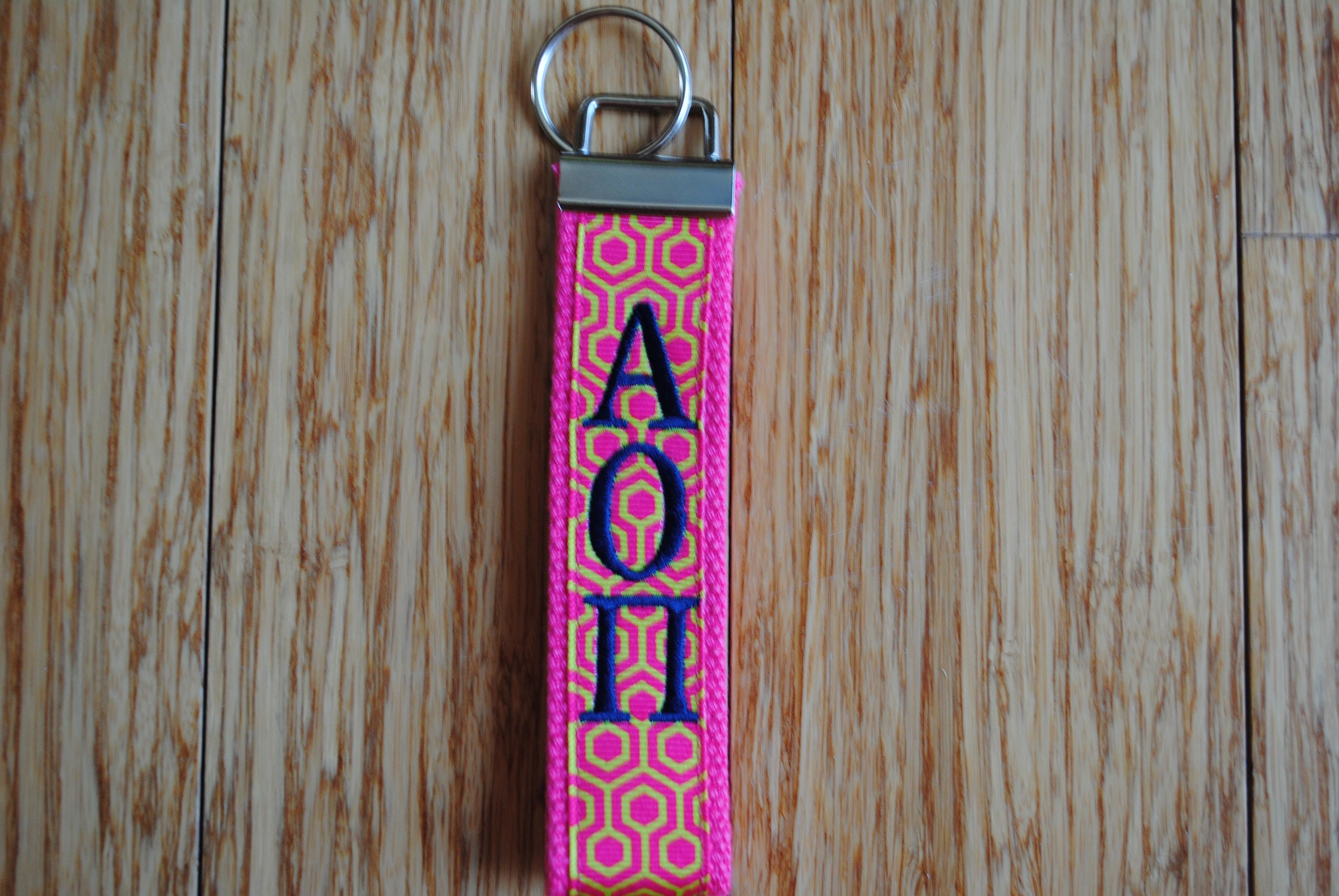 Porte-clés Brodé Alpha Omicron Pi - Motif Chevron, Fabrication Artisanale USA