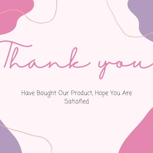 Pu&ograve; includere: Una carta rosa chiaro con le parole "Thank you" in un carattere corsivo. La carta presenta forme astratte in rosa e viola, con il testo "Have Bought Our Product, Hope You Are Satisfied" sotto.