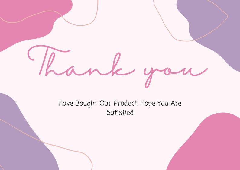 Pu&ograve; includere: Una carta rosa chiaro con le parole "Thank you" in un carattere corsivo. La carta presenta forme astratte in rosa e viola, con il testo "Have Bought Our Product, Hope You Are Satisfied" sotto.