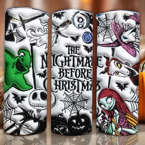 Pu&ograve; includere: Tre bicchieri isolanti bianchi a tema Halloween. Ogni bicchiere presenta personaggi e immagini di "Nightmare Before Christmas". Il testo "The Nightmare Before Christmas" &egrave; visualizzato sul bicchiere centrale. I bicchieri sono decorati con accenti neri, verdi, viola e rossi.