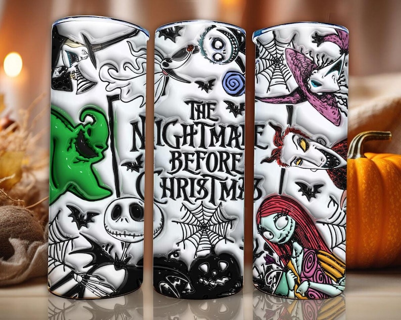 Pu&ograve; includere: Tre bicchieri isolanti bianchi a tema Halloween. Ogni bicchiere presenta personaggi e immagini di "Nightmare Before Christmas". Il testo "The Nightmare Before Christmas" &egrave; visualizzato sul bicchiere centrale. I bicchieri sono decorati con accenti neri, verdi, viola e rossi.