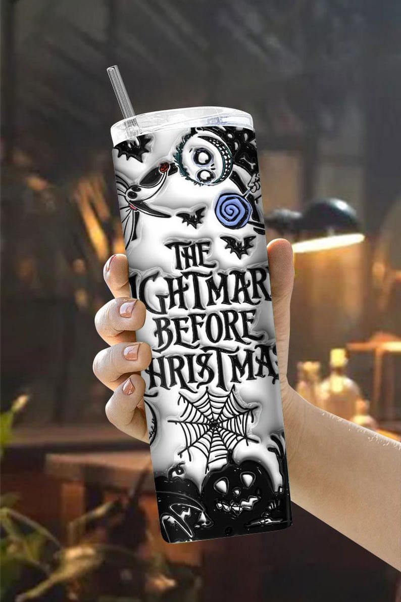 Pu&ograve; includere: Un bicchiere bianco con un design di "Nightmare Before Christmas". Il design include Jack Skellington, pipistrelli, una ragnatela e zucche. Il bicchiere ha un coperchio trasparente e una cannuccia.